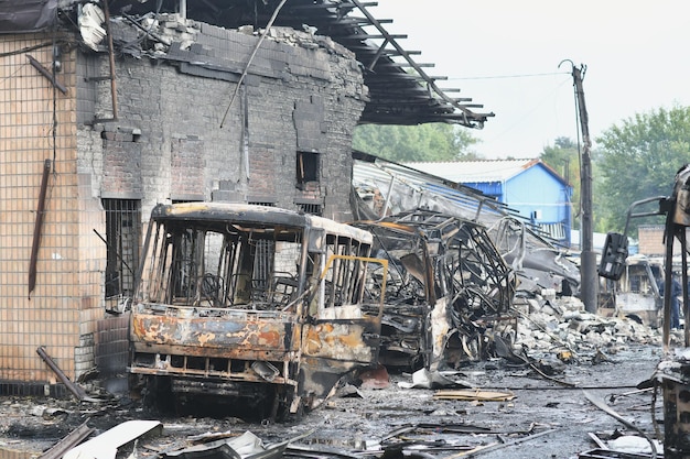 Foto dnipro ucrânia 30 de setembro de 2022 ataque de mísseis russos no dnipro à noite