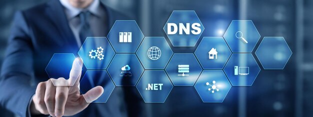 DNS-Konzept Geschäftsmann berührt virtuellen Bildschirm