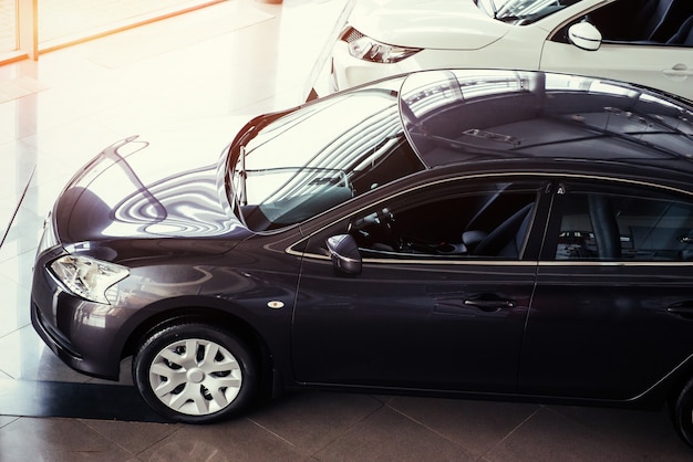 Foto do carro no showroom espaçoso com grandes janelas