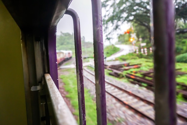 Do lado de fora do trem, ao olhar de dentro, pode-se ver a rota entre Bangkok e Chiang Mai.