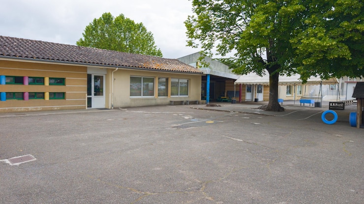 Foto do parque infantil da escola primária, crianças vazias