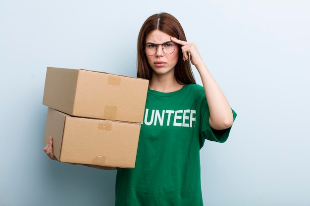 Doação de mulher bonita adulta jovem e conceito de voluntário