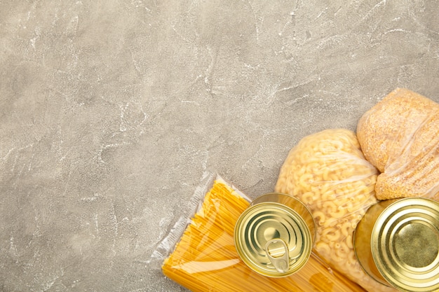 Foto doações de alimentos em um fundo de concreto