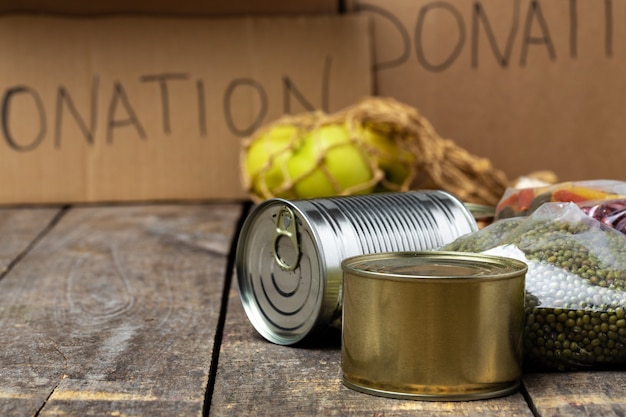 Foto doações de alimentos na mesa. doação de texto. fechar-se.