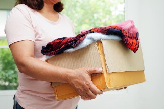 Doações de roupas em caixa de papelão para voluntários