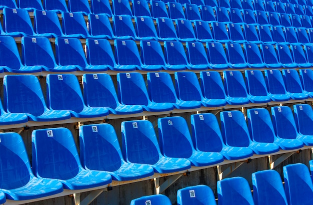 Doblado sillas de plástico azul en una tribuna temporal,