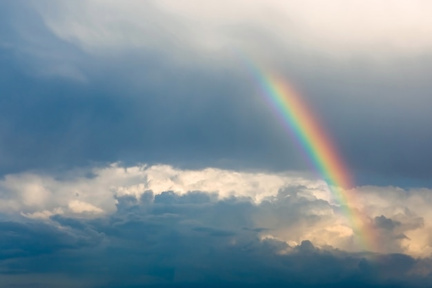 Doble arco iris sobre el cielo azul