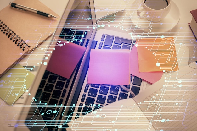 Doble exposición del boceto del holograma de datos sobre el fondo de la mesa de estudio con el concepto de computadora de la vista superior de Ai