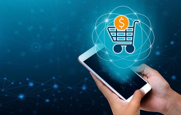 Doble exposición del carrito de compras y la mujer usando el teléfono móvil