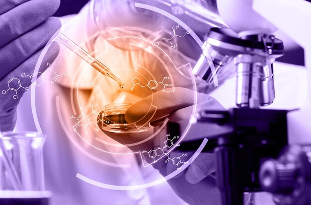 Doble exposición del científico que examina el producto químico