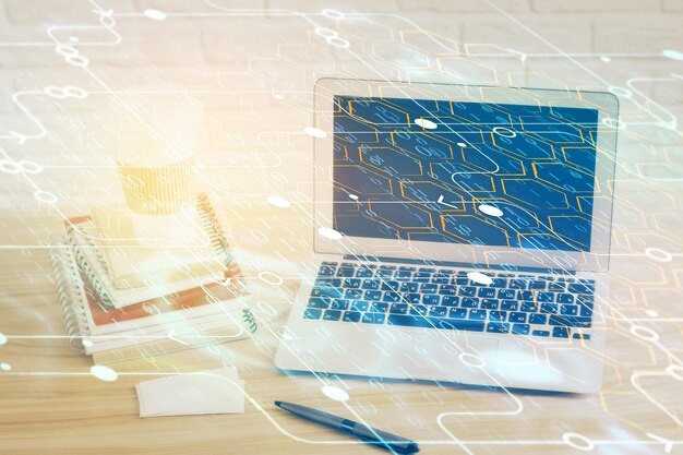 Doble exposición de computadora de escritorio y holograma temático de tecnología Concepto de desarrollo de software