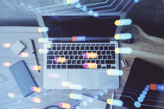 Doble exposición de computadora de escritorio y holograma temático de tecnología Concepto de desarrollo de software