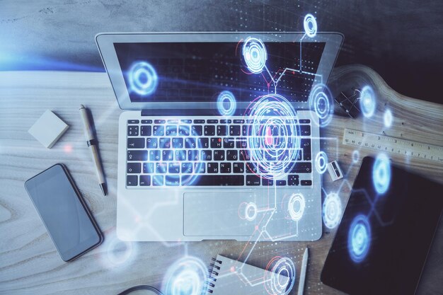 Doble exposición de computadora de escritorio y holograma temático de tecnología Concepto de desarrollo de software