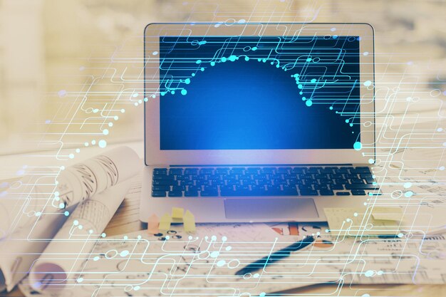Doble exposición de la computadora de escritorio y el holograma temático de la tecnología Concepto de desarrollo de software