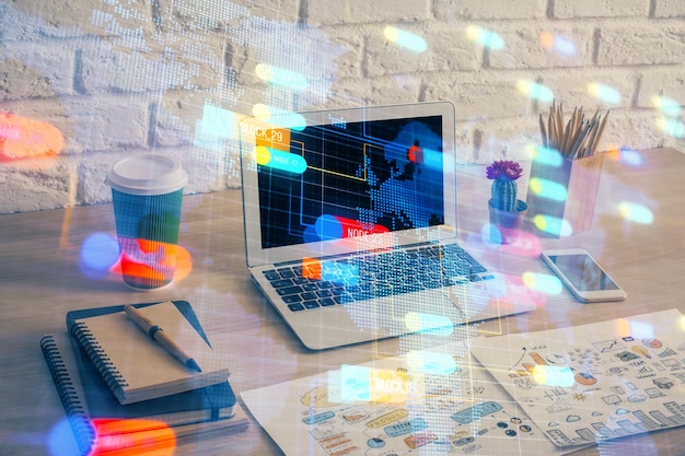 Doble exposición de computadora de escritorio y holograma temático de tecnología Concepto de desarrollo de software