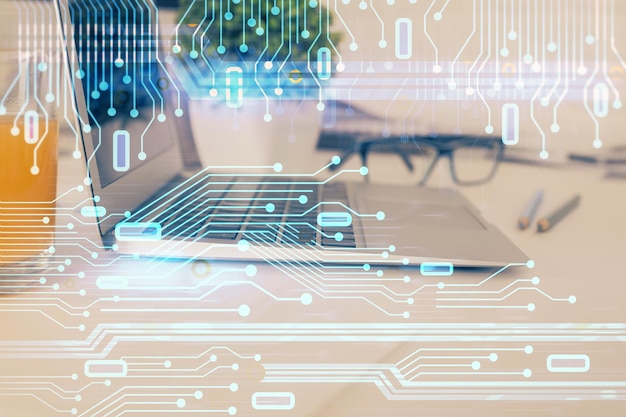 Doble exposición de computadora portátil y holograma temático de tecnología Concepto de trabajo independiente
