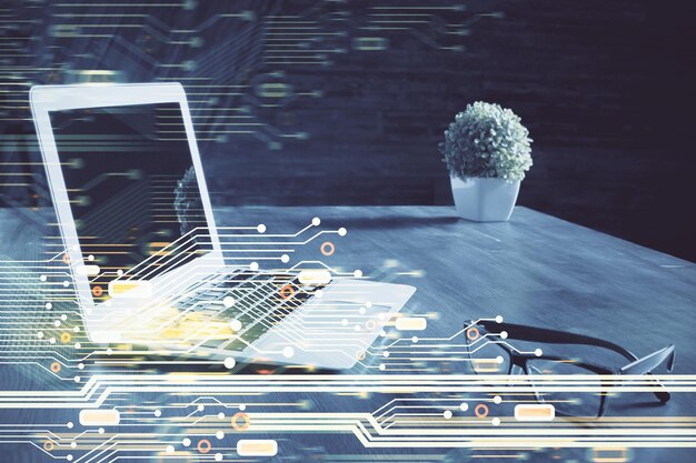 Doble exposición de computadora portátil y holograma temático de tecnología Concepto de trabajo independiente