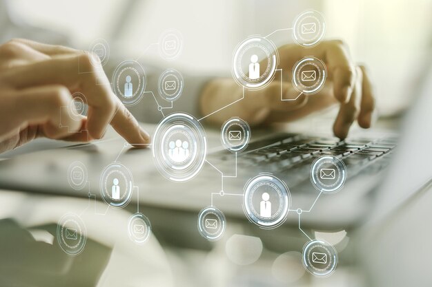 Doble exposición del concepto de iconos de redes sociales con escritura manual en el teclado de la computadora en el fondo Concepto de redes
