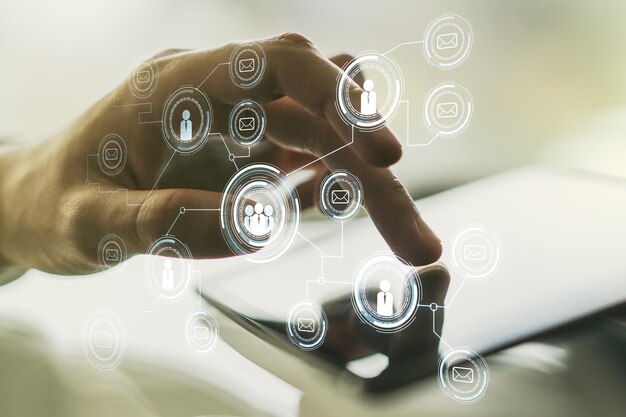 Doble exposición del concepto de iconos de redes sociales y trabajo manual con una tableta digital en segundo plano Concepto de red