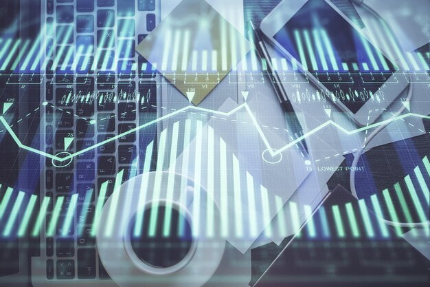 Doble exposición de datos dibujando holograma sobre la vista superior del fondo del escritorio de estudio con computadora Concepto de Ai