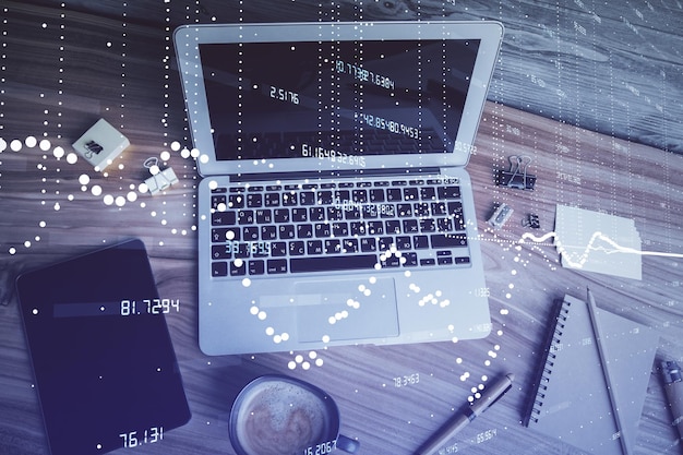 Doble exposición de datos dibujando holograma sobre la vista superior del fondo del escritorio de estudio con computadora Concepto de Ai