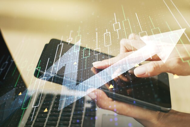 Foto doble exposición de un diagrama financiero creativo abstracto con flecha hacia arriba y clics con los dedos en una tableta digital sobre el concepto de crecimiento y desarrollo de fondo