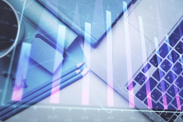 Doble exposición del dibujo gráfico de forex sobre fondo de escritorio con computadora Concepto de análisis financiero Vista superior