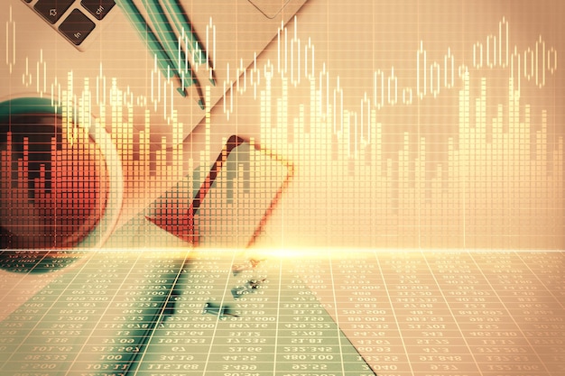 Doble exposición del dibujo gráfico de forex sobre fondo de escritorio con computadora Concepto de análisis financiero Vista superior