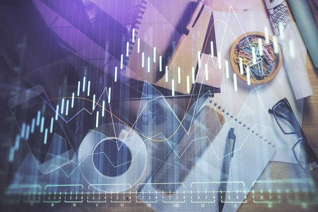 Doble exposición del dibujo gráfico de Forex y la vista superior de la mesa de trabajo Concepto de análisis financiero