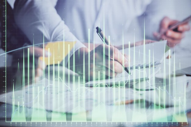 Doble exposición del dibujo de gráficos de divisas sobre personas que toman notas de fondo Concepto de análisis financiero