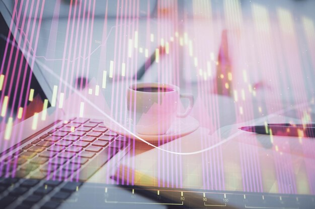 Doble exposición de dibujo de gráficos financieros y escritorio con café y artículos en el fondo de la mesa Concepto de comercio de divisas