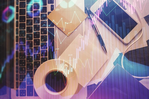 Doble exposición del dibujo de gráficos financieros sobre el fondo de la tabla con el ordenador Concepto de investigación y análisis Vista superior