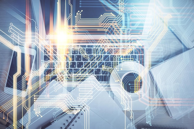 Doble exposición del dibujo del holograma del mapa sobre el fondo de la mesa de estudio con la computadora Concepto de red internacional Vista superior