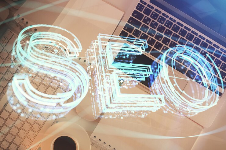 Foto doble exposición del dibujo seo sobre el fondo de la mesa de estudio con computadora concepto de búsqueda vista superior