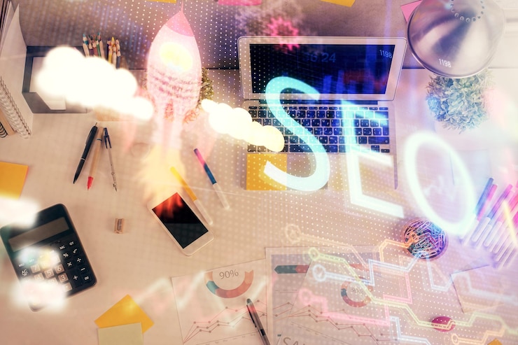 Foto doble exposición del dibujo seo sobre el fondo de la mesa de estudio con computadora concepto de búsqueda vista superior
