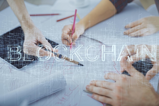Doble exposición de dibujo de tema criptográfico y hombre y mujer trabajando juntos sosteniendo y usando un dispositivo móvil Concepto de Blockchain