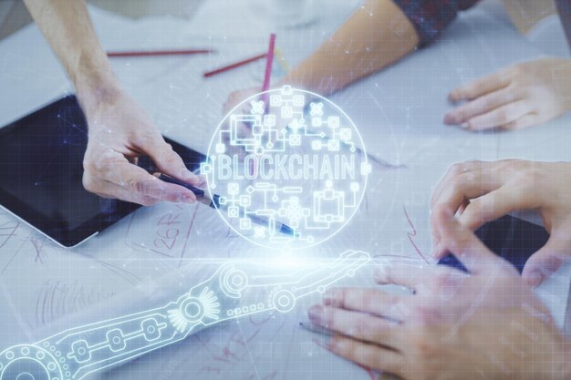 Doble exposición de dibujo de tema criptográfico y hombre y mujer trabajando juntos sosteniendo y usando un dispositivo móvil Concepto de cadena de bloques