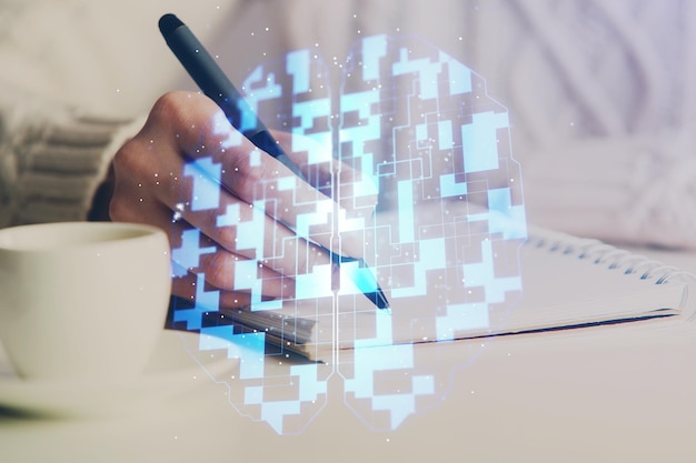 Doble exposición de escribir las manos en el fondo con holograma de solución de datos en el frente Concepto de tecnología Cerrar