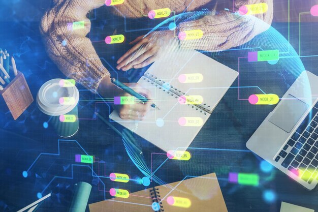 Doble exposición de escribir las manos en el fondo con holograma de solución de datos en el frente Concepto de tecnología Cerrar