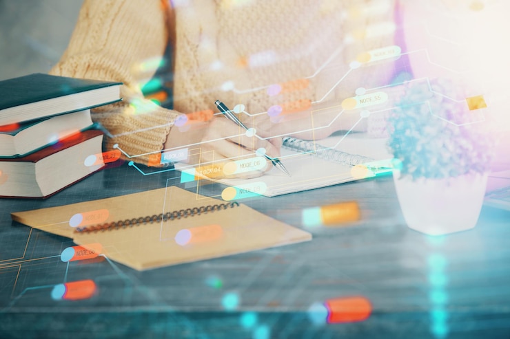 Foto doble exposición de escribir las manos en el fondo con holograma de solución de datos en el frente concepto de tecnología cerrar