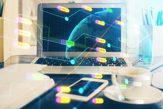 Doble exposición del escritorio con computadora y holograma del mapa del mundo Concepto de red de datos internacional