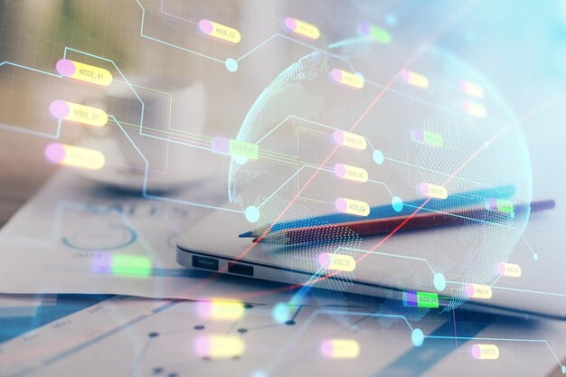 Doble exposición del escritorio con computadora y holograma del mapa del mundo Concepto de red de datos internacional
