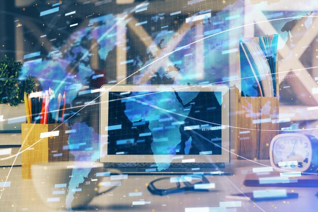 Doble exposición del escritorio con computadora personal en el fondo y dibujo de tema tecnológico Concepto de Bigdata
