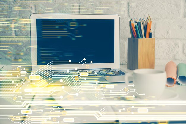 Doble exposición del escritorio con computadora personal en el fondo y dibujo de tema tecnológico Concepto de Bigdata