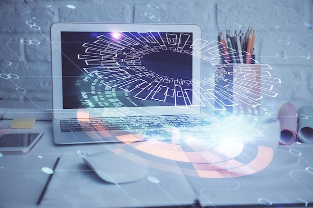 Doble exposición del escritorio con computadora personal en el fondo y dibujo de tema tecnológico Concepto de Bigdata