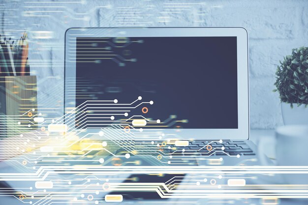 Doble exposición del escritorio con computadora personal en el fondo y dibujo de tema tecnológico Concepto de Bigdata