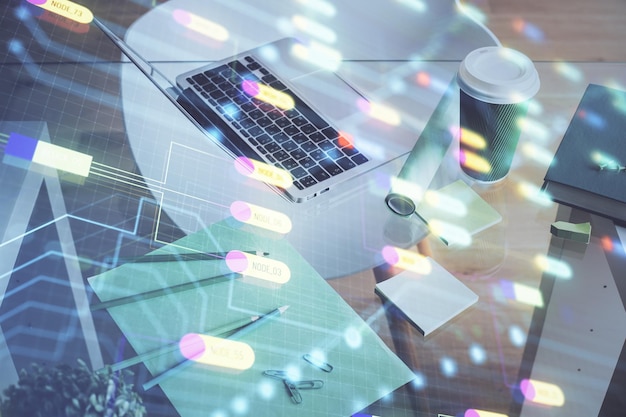 Doble exposición de escritorio con computadora personal en segundo plano y dibujo de tema tecnológico Concepto de análisis de datos