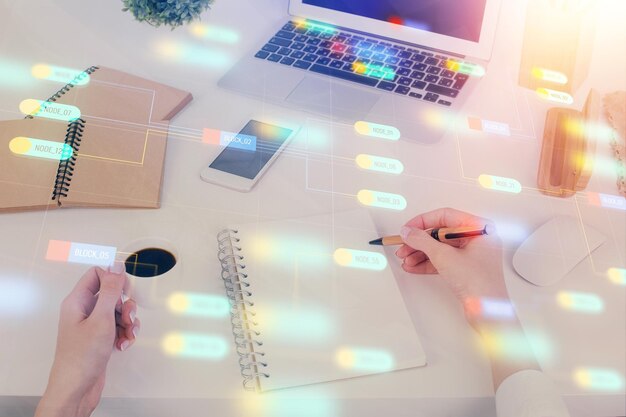 Doble exposición de la escritura a mano sobre fondo con holograma de tecnología de datos Concepto de big data