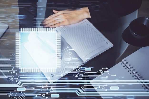 Doble exposición de escritura de manos en el fondo con holograma de solución de datos en el frente Concepto de tecnología Vista SUPERIOR