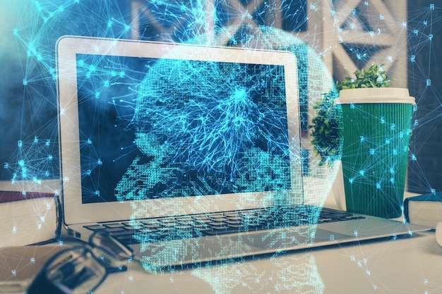 Doble exposición del espacio de trabajo con computadora y holograma de dibujo del cerebro humano Concepto de tormenta de ideas